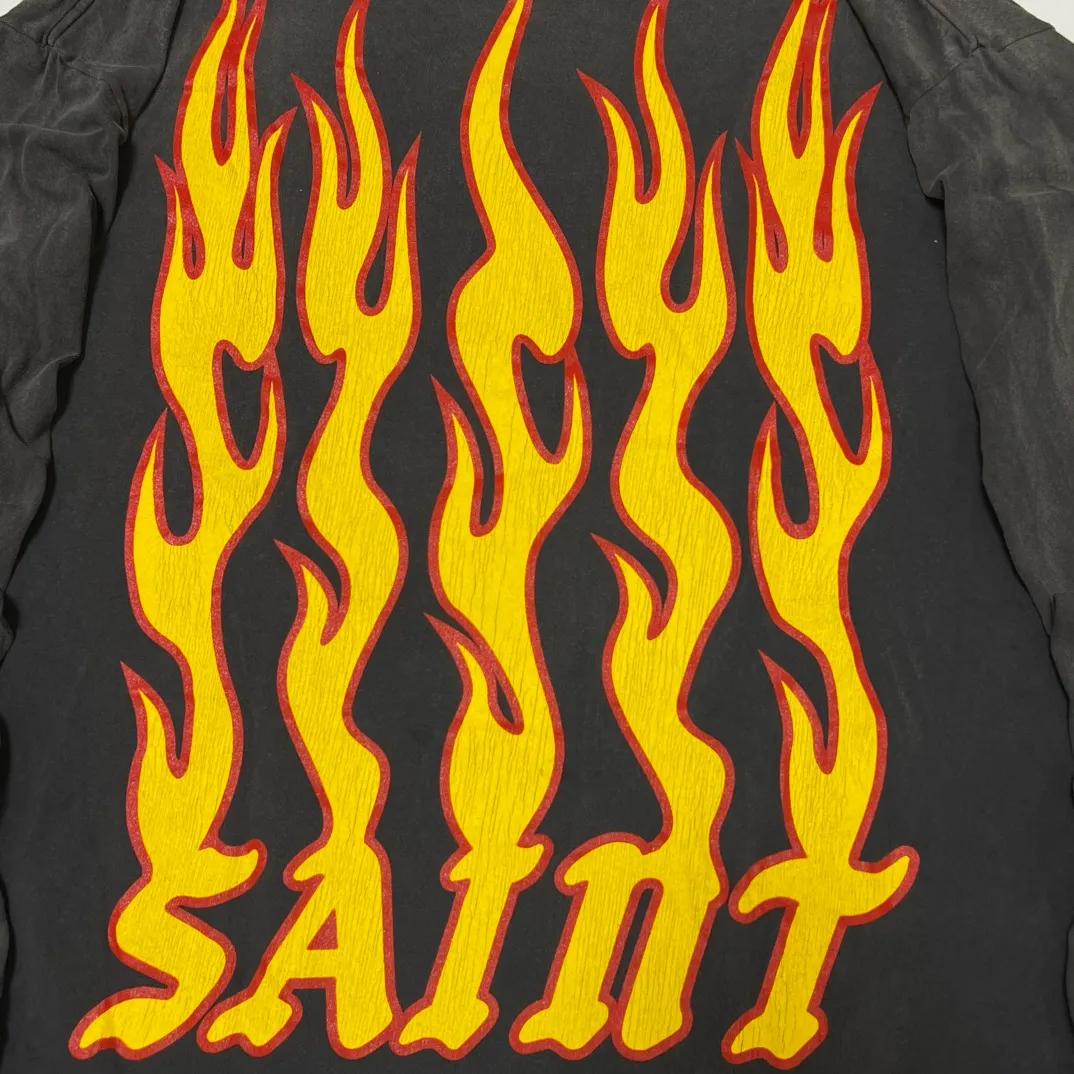 SAINT Mxxxxxx LS TEE/SOUL ON FIRE/BLK Soul flame/flame long sleeves, washed black S-XL, look for cylindrical fabrics with no side seams, don’t buy open ones anymore, boring Assute ready-made garments dyed, sprayed the whole thing with horse-hair spray, and then sprayed again to fade the color, the collar and cuffs are frayed, many places are torn, super large printing position, very difficult to print, complete accessories, with little angel anti-counterfeiting label